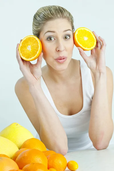 Retrato de mulher jovem com citrinos — Fotografia de Stock