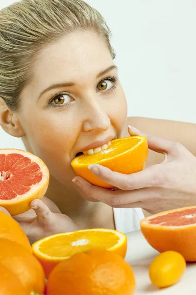 Retrato de mujer joven comiendo naranja —  Fotos de Stock