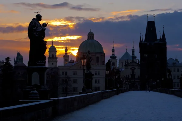 Charles brug bij dageraad, Praag, Tsjechië — Stockfoto