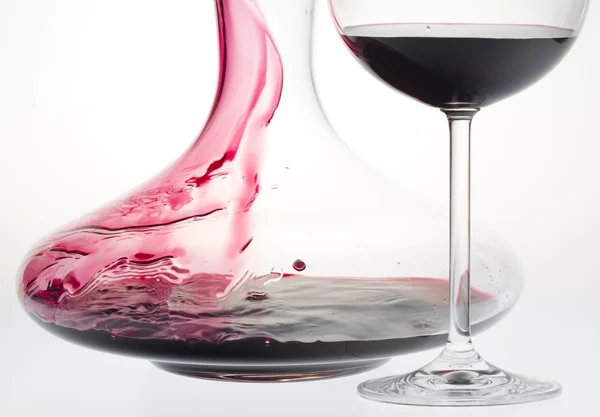 Copa de vino y jarra con vino tinto — Foto de Stock