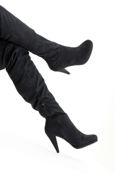 Detalhe da mulher sentada vestindo botas pretas na moda — Fotografia de Stock