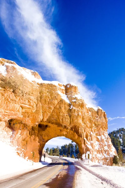 トンネル、冬には、ユタ州、米国でブライス キャニオン国立公園 — ストック写真