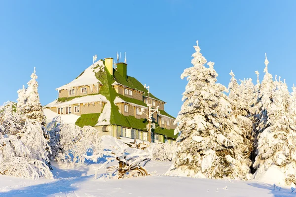 Masarykova のコテージは、冬には、チェコ共和国の orlicke 山 — ストック写真