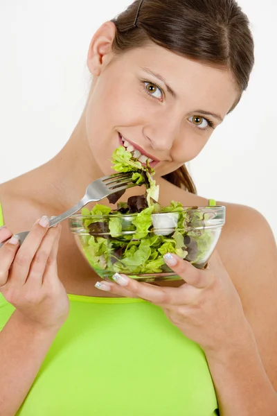 Portré nő eszik saláta — Stock Fotó