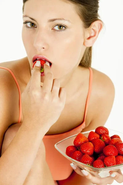 Retrato de mujer con fresas — Foto de Stock