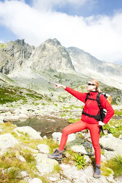 Woman backpacker at Five Spis Tarns, Vysoke Tatry (High Tatras), — Stock Photo, Image