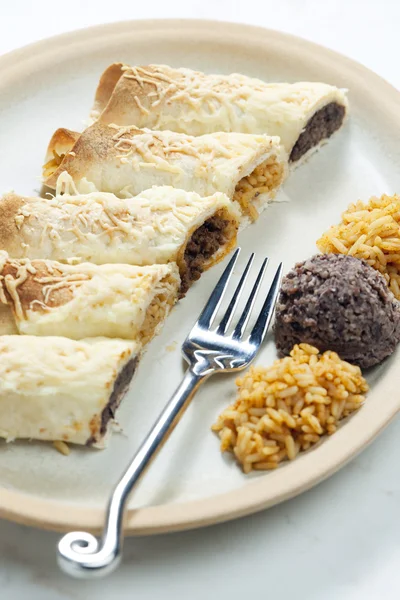 Burritos con frijoles y arroz —  Fotos de Stock