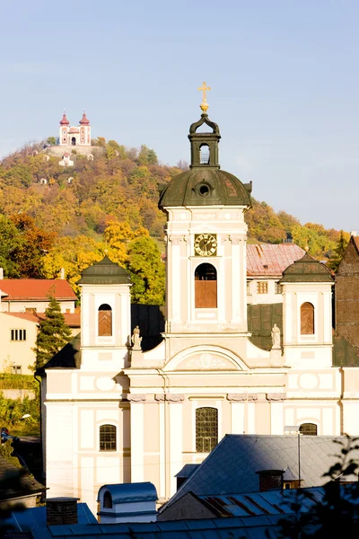 Kirche St. Maria und Kalvarienberg im Hintergrund, banska stiavnica, — Stockfoto