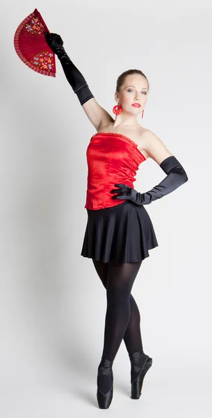 Bailarina de ballet sosteniendo un ventilador —  Fotos de Stock