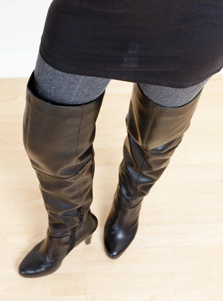 常设女人穿着时髦的黑色靴子的细节 — 图库照片