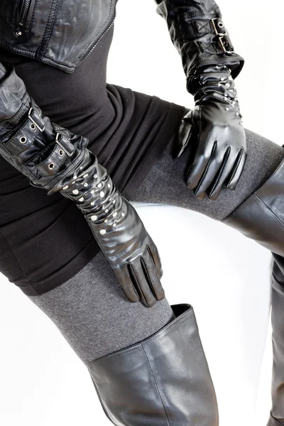 Деталь жінки в модному чорному одязі — стокове фото