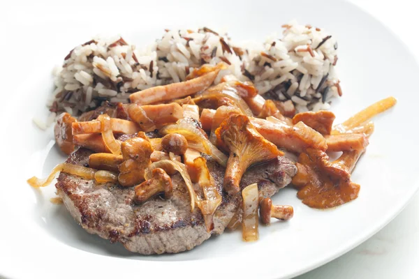 Biftek mantar ve tavuk jambon ile — Stok fotoğraf