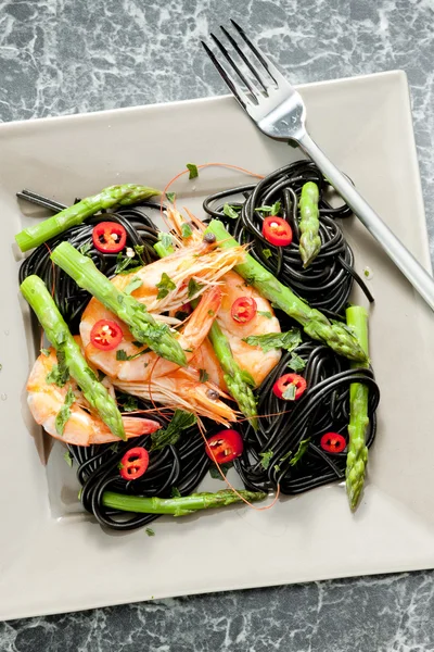 Sepie špagety s krevetami, chřest a chilli — Stock fotografie