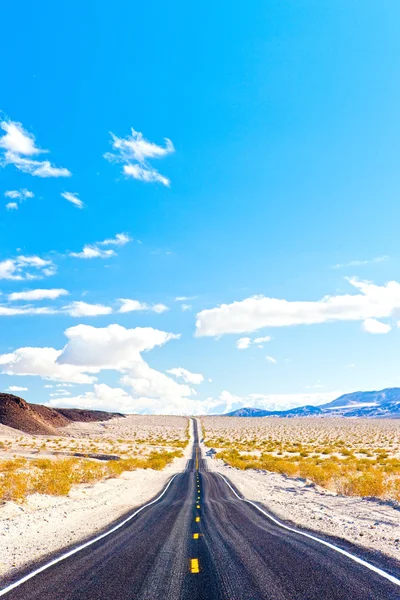 Дорога, Национальный парк Долина Смерти, Калифорния, США — стоковое фото