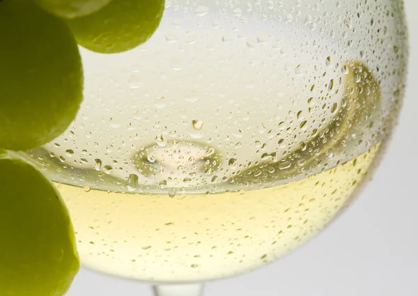 Verre à vin avec vin blanc et raisin — Photo