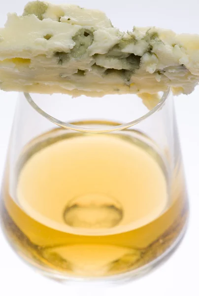 Copa de vino Tokai con queso roquefort — Foto de Stock
