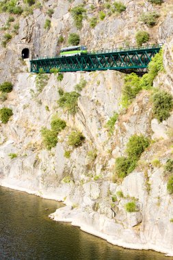 motoru Koç tua, douro valley, Portekiz yakınındaki demiryolu Viyadüğü üzerinde