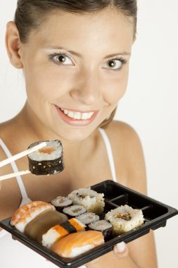 Portret van vrouw met sushi