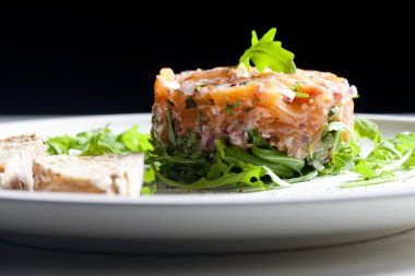 ruccola ile Somon tartar