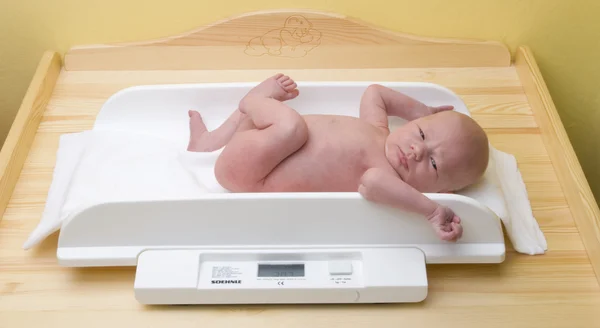 Baby on weight scale — Stock Photo, Image