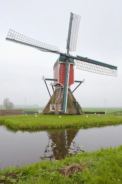 Mulino a vento vicino Hazerswoude-Rijndijk, Paesi Bassi — Foto Stock