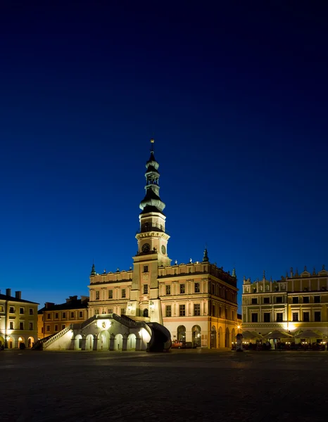 在晚上，主广场 (rynek 巡演），扎莫希奇，波兰的市政厅 — 图库照片