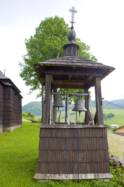Drewniany kościół i dzwonnica, leluchow, Polska — Zdjęcie stockowe