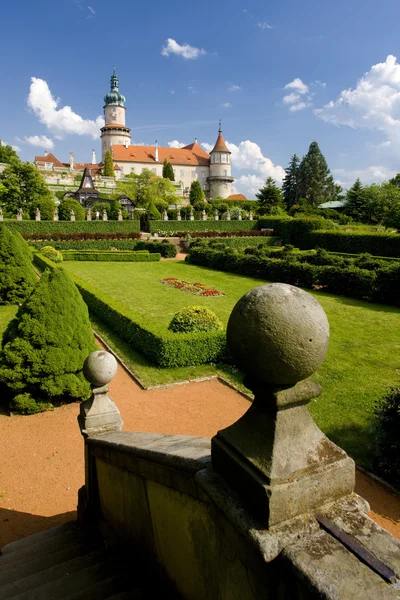 Замок Нове Мнесто над мету з садом, Чеська Республіка — стокове фото