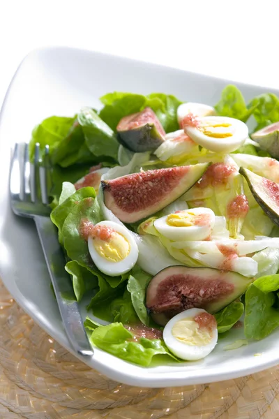 Salad with figs and quail eggs — Stock Photo, Image