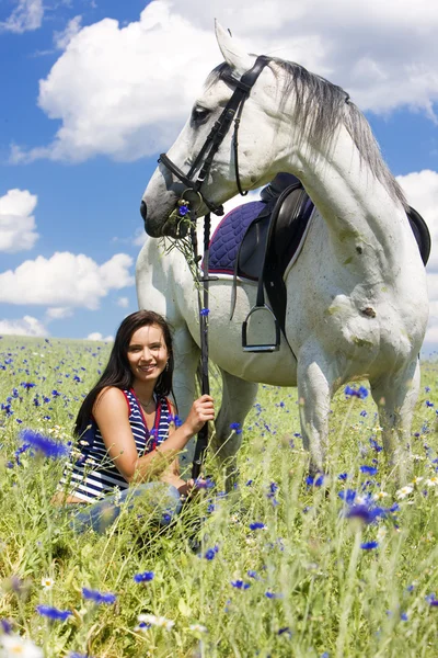Equitazione con un cavallo sul prato — Foto Stock