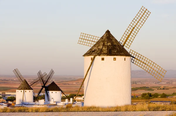 Molinos de viento, Campo de Criptana, Castilla-La Mancha, España —  Fotos de Stock