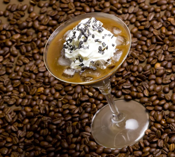 Glass is kaffe med vispgrädde — Stockfoto