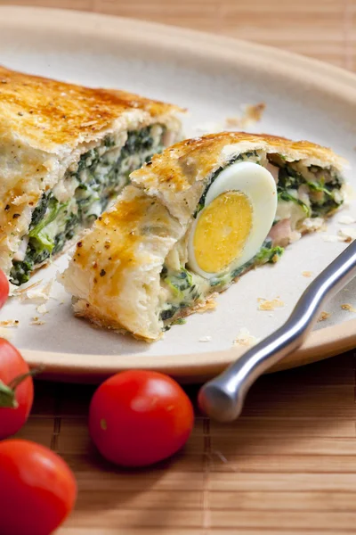 Puff roly-poly filled with spinach and eggs — Stock Photo, Image