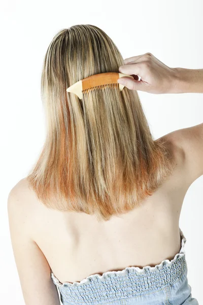 Detalhe da mulher pentear cabelos longos — Fotografia de Stock