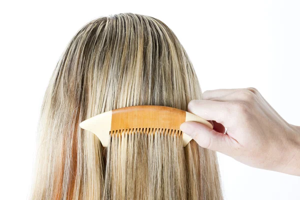 Detail žena česání dlouhých vlasů — Stock fotografie