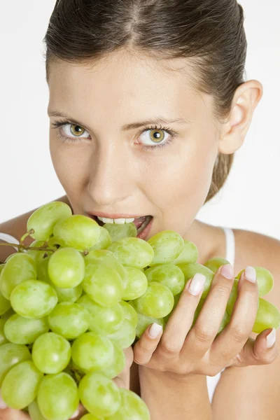 Retrato de mujer joven con uva —  Fotos de Stock