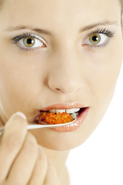 Retrato de mulher com caviar vermelho — Fotografia de Stock