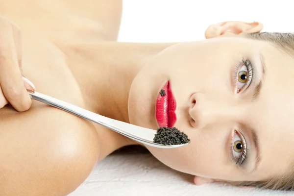 Porträtt av liggande kvinna med svart kaviar — Stockfoto