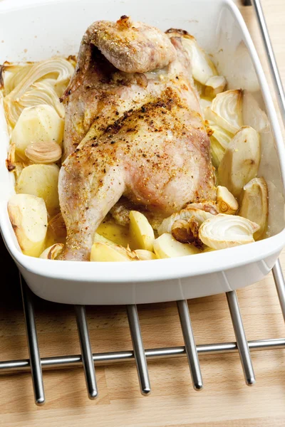 Kuře pečené s cibulí a brambory — Stock fotografie