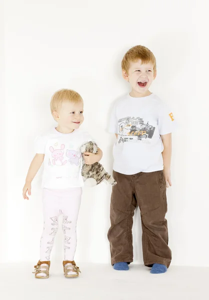 Postavení dětí s hračkou — Stock fotografie