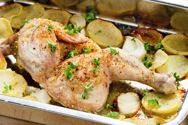 Kylling bakt med poteter – stockfoto