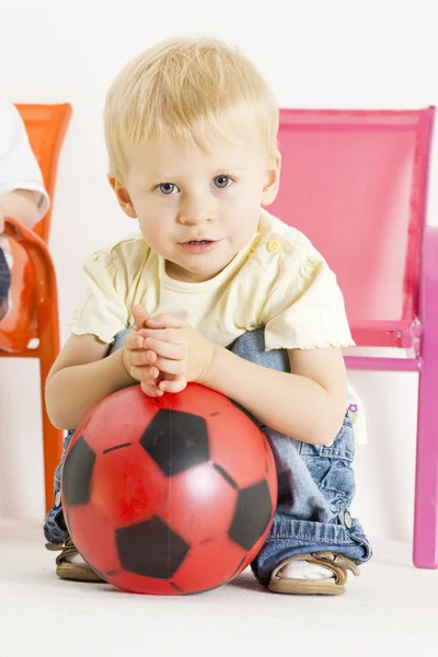 Retrato de criança com uma bola — Fotografia de Stock