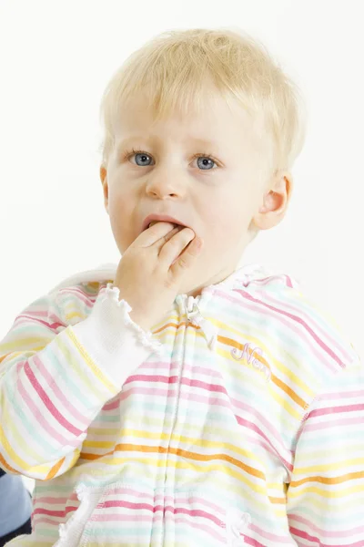 Porträtt av barn äta mandarin — Stockfoto