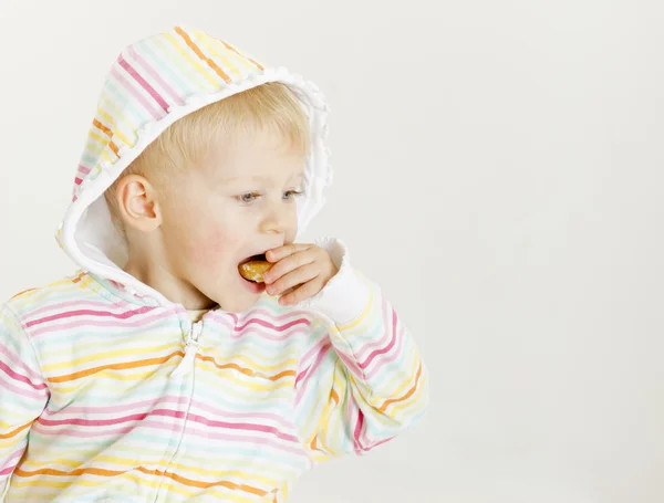 Mandarin yemek yürümeye başlayan çocuk portresi — Stok fotoğraf