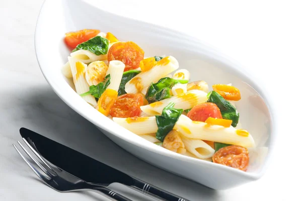 Pasta penne with spinach and cherry tomatoes — Stock Photo, Image