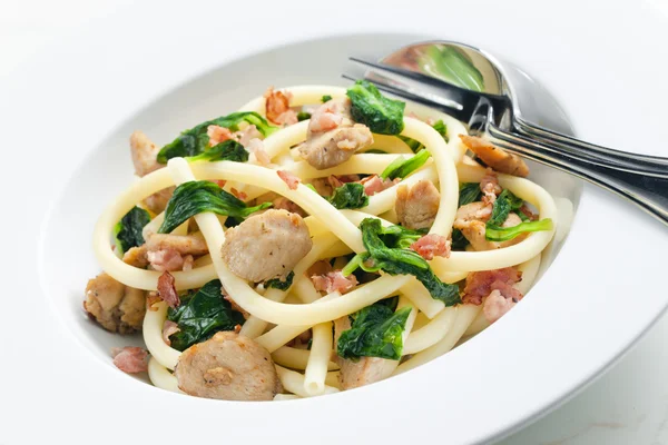 Macaroni with turkey meat and spinach — Stock Photo, Image