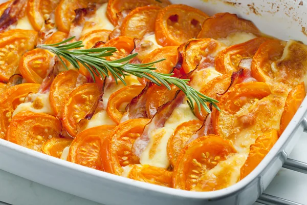 Rajčata zapečená s mozzarellou a pancettou — Stock fotografie