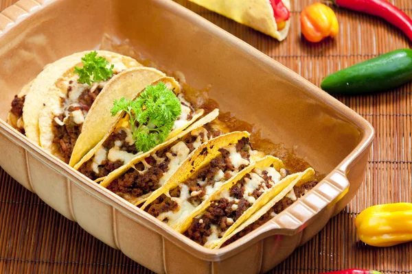 Gebackene Tacos mit Hackfleisch und Käse — Stockfoto