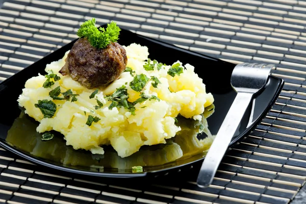 Kulki mielonego mięsa z ziemniakami puree — Zdjęcie stockowe