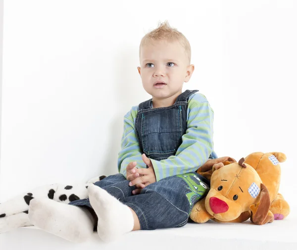 Sitzendes Kleinkind Mit Spielzeug — Stockfoto